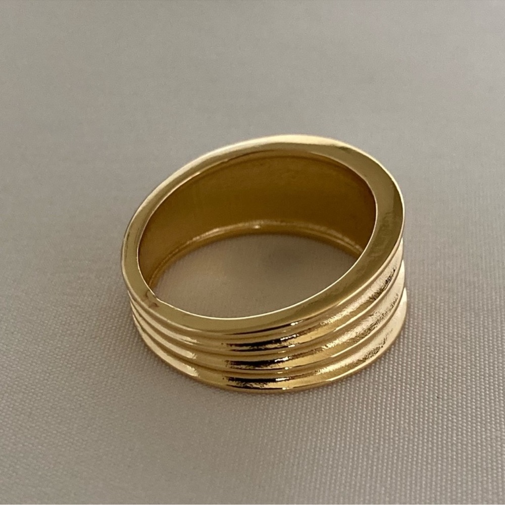 Vanessa Mooney Ribbed Ring Size 7 Gold Plated